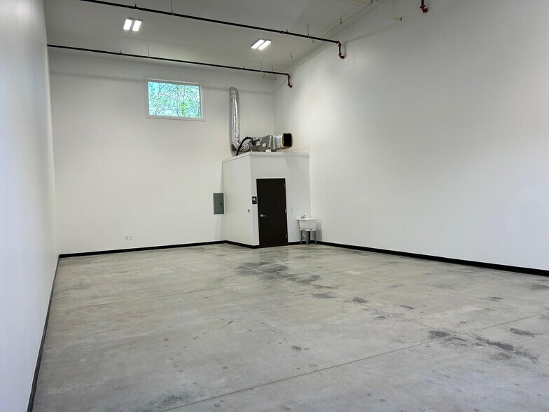 More Photos Of 3770 Francis Cir, Alpharetta Light Distribution For Lease