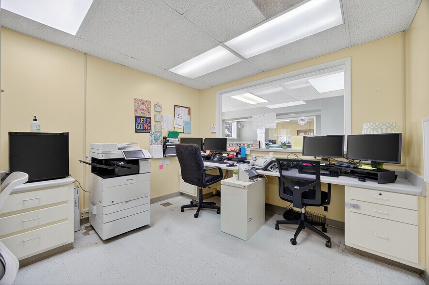 More Photos Of 207 Elk Ave S, Fayetteville Office For Sale