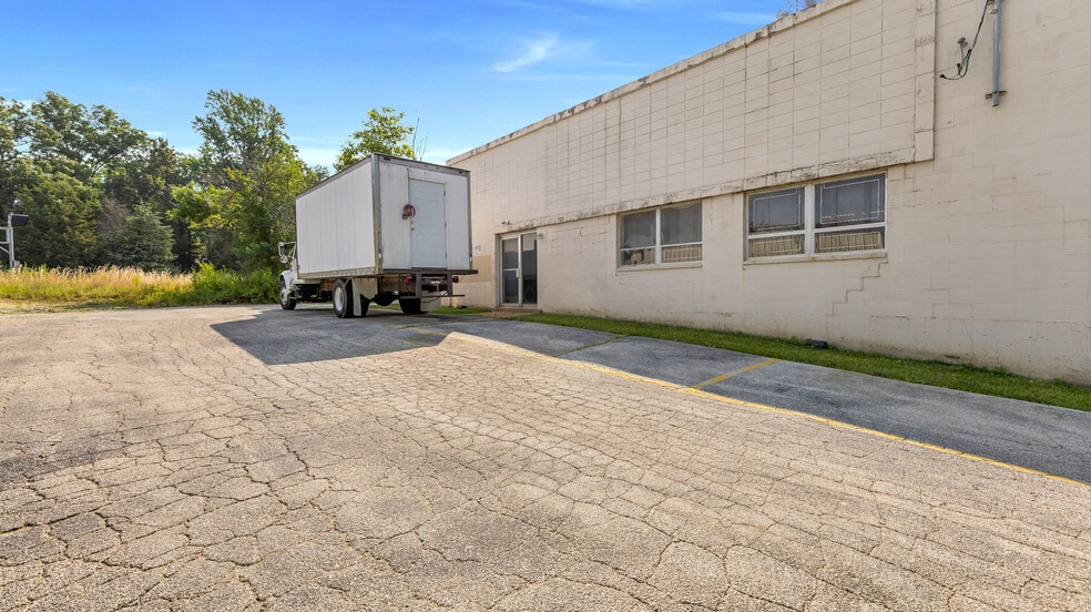 More Photos Of 333 Sante Ave, Kirkwood Warehouse For Lease