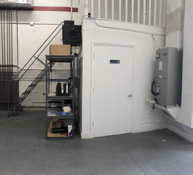 More Photos Of 10601-10677 NW 122nd St, Medley Warehouse For Lease