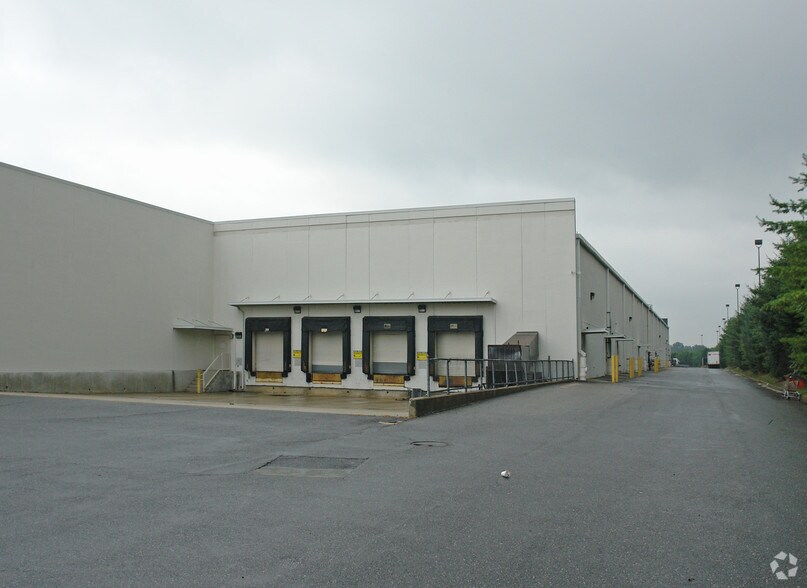 More Photos Of 1250 Corporate Dr, Westbury Unknown For Lease