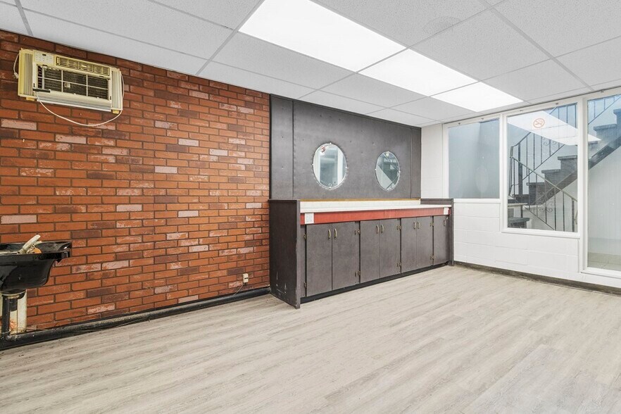 More Photos Of 27 King St E, Brockville General Retail For Lease