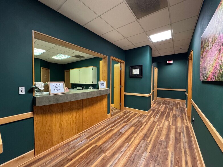More Photos Of 3715-3733 N Business Dr, Fayetteville Medical For Lease
