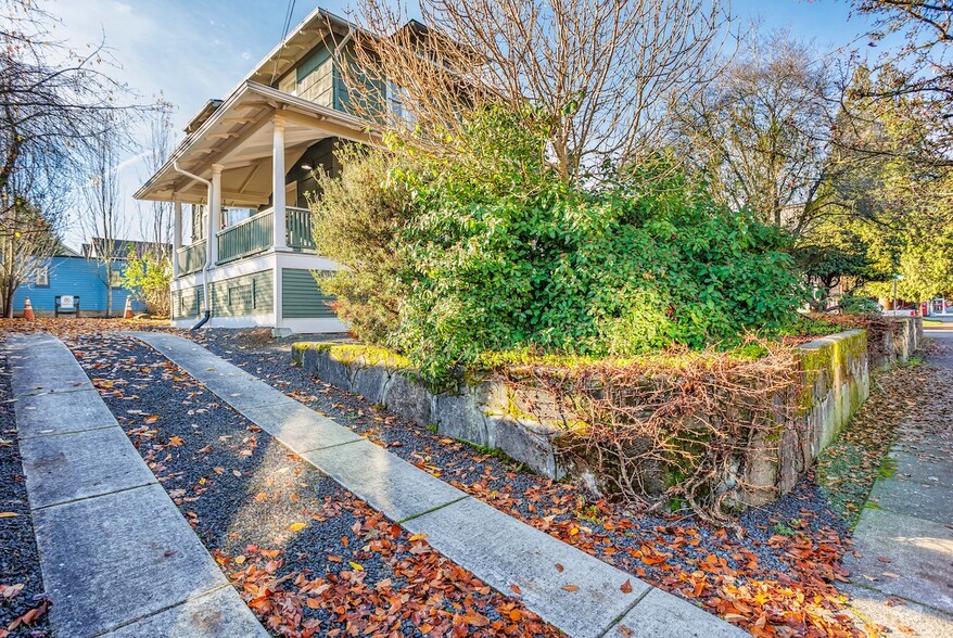 More Photos Of 510 NE Dekum St, Portland Office For Sale