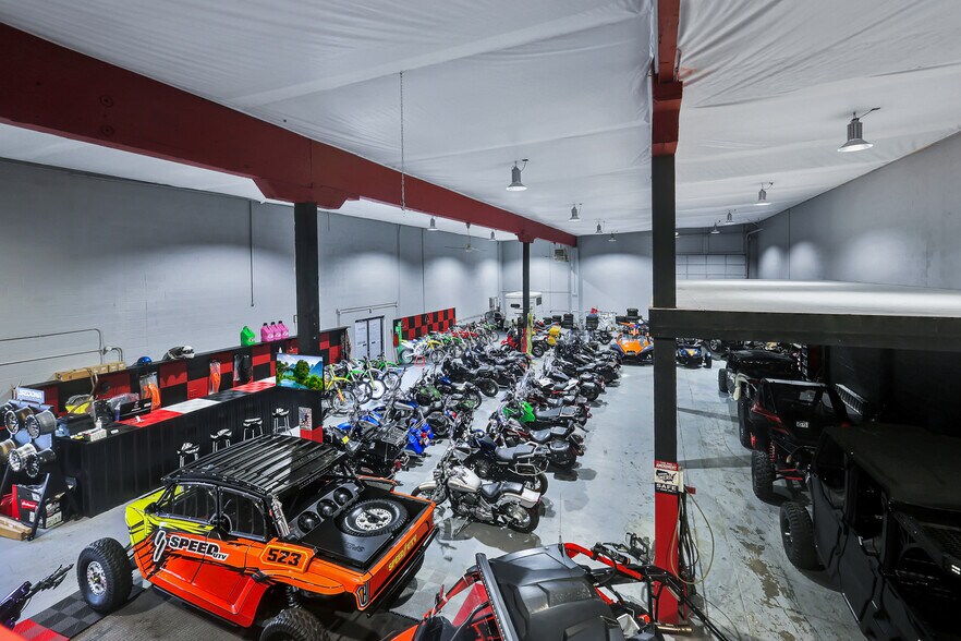 More Photos Of 7168 N Government Way, Dalton Gardens Warehouse For Sale