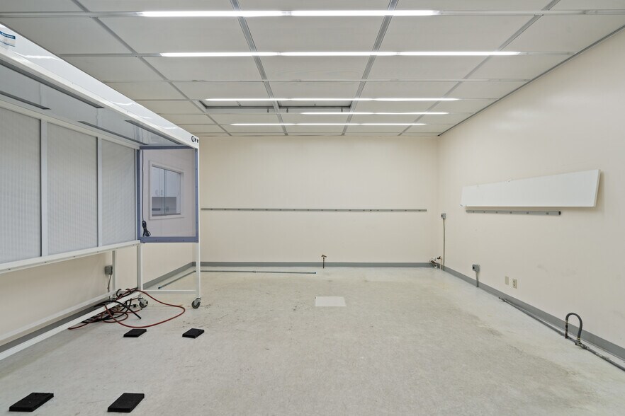 More Photos Of 1388 Antelope Rd, White City Office For Sale