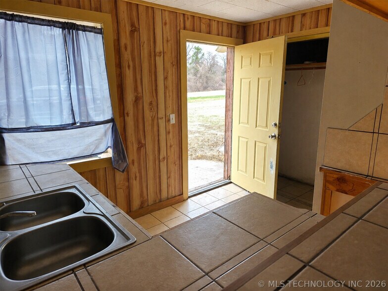 More Photos Of 5268 S Highway 377, Kingston Bar For Sale