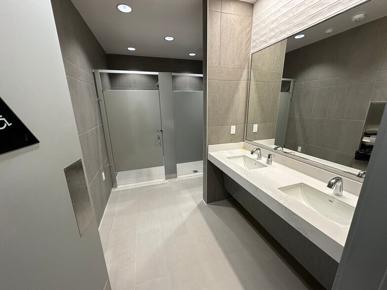 More Photos Of 5070 Glacier St, Lathrop Warehouse For Lease