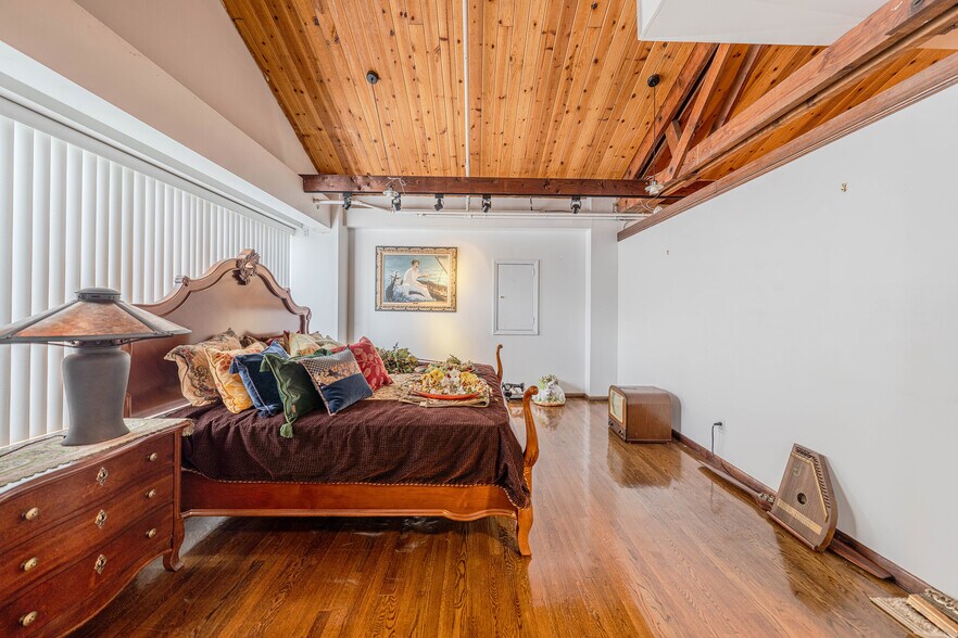 More Photos Of 560 Main St, Fort Lee Freestanding For Sale