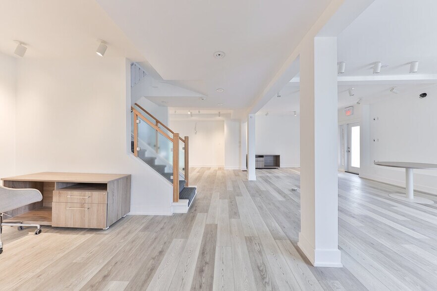 Primary Photo Of 15 Mississauga Rd S, Mississauga Office For Lease