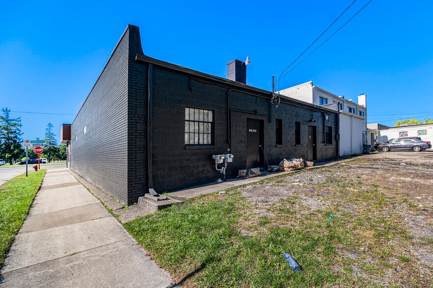 More Photos Of 30100 Woodward Ave, Royal Oak Storefront Retail Office For Lease