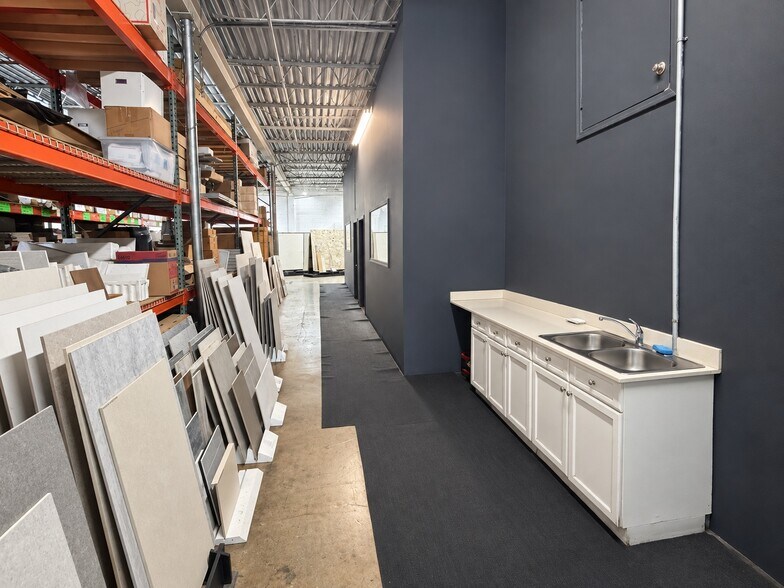 More Photos Of 261 NW 71st St, Miami Showroom For Sale