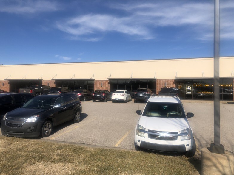 More Photos Of 7330 W 33rd St, Wichita Flex For Lease