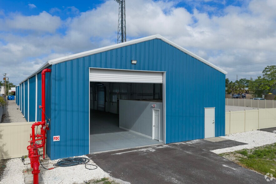 More Photos Of 120 Pinckney St, Oldsmar Warehouse For Lease