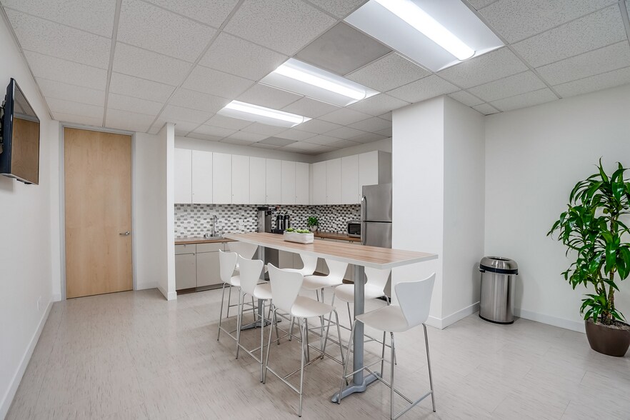 More Photos Of 15303 Ventura Blvd, Sherman Oaks Office For Lease