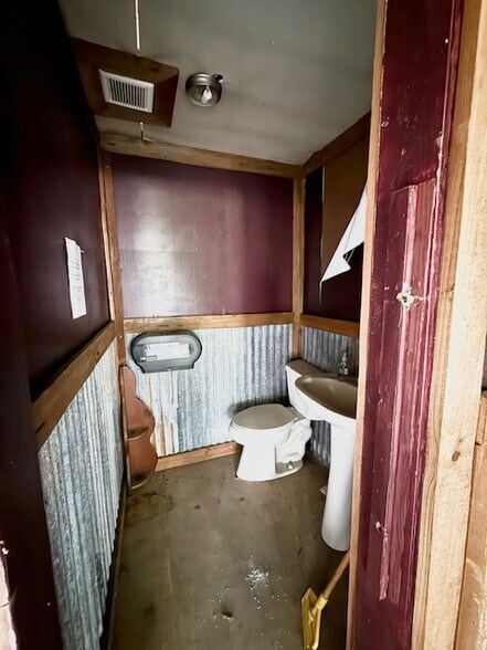 More Photos Of 5255 TX 121 Hwy, Hemphill Freestanding For Sale