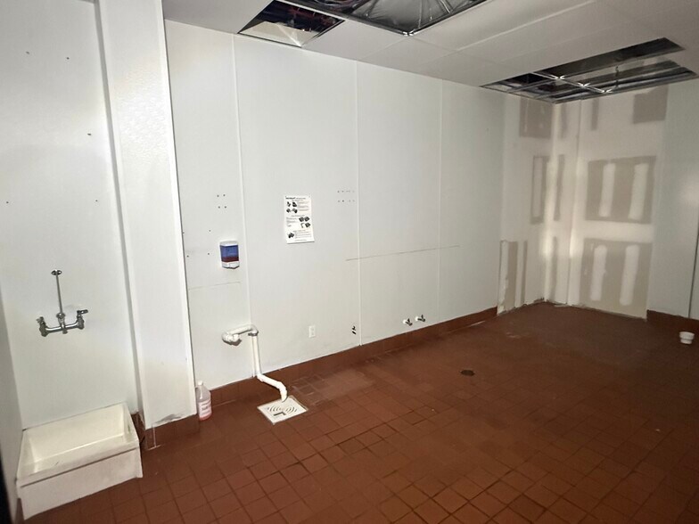 More Photos Of 5803 Old Shell Rd, Mobile Storefront For Lease