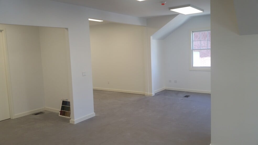 More Photos Of 16 Division St W, Greenwich Loft Creative Space For Lease