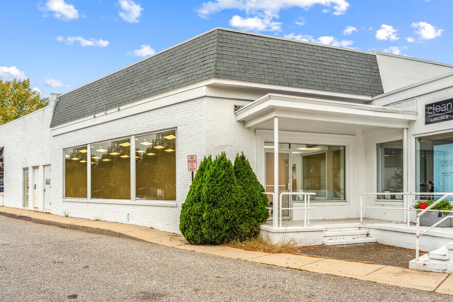 Primary Photo Of 53 The Circle, East Hampton Storefront For Lease