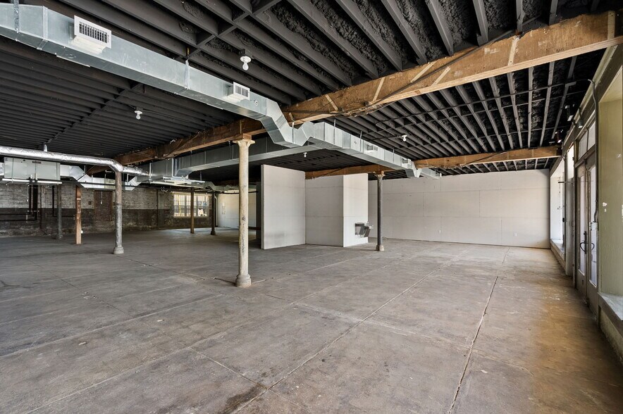 More Photos Of 211-215 E Hutchison St, San Marcos Storefront Retail Office For Lease