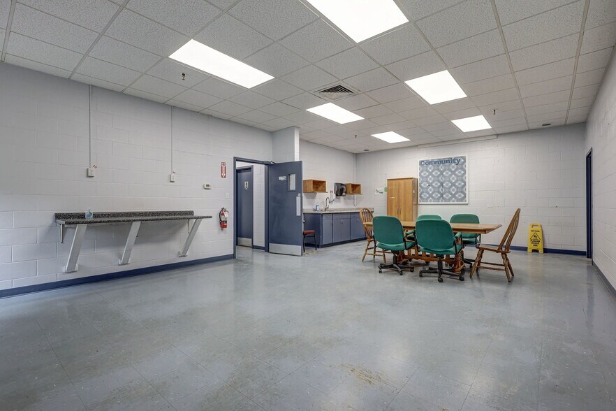 More Photos Of 620 Ireland Rd, Norfolk Manufacturing For Lease