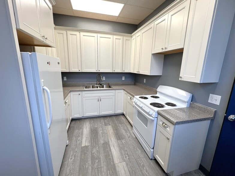 More Photos Of 163 9th St, New Florence Medical For Sale