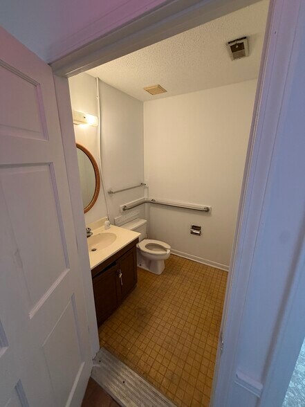 More Photos Of 914 White St E, Rock Hill Service For Lease