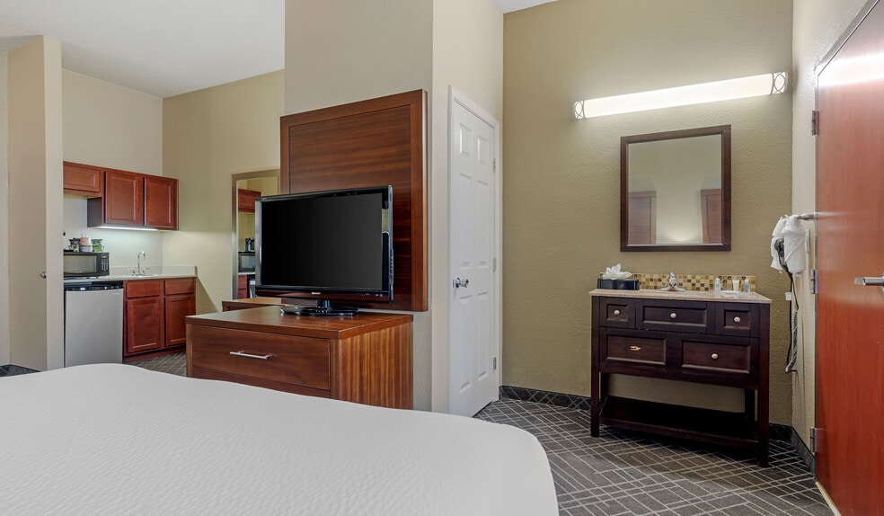More Photos Of 810 Interstate 35 N, Waco Hotel For Sale