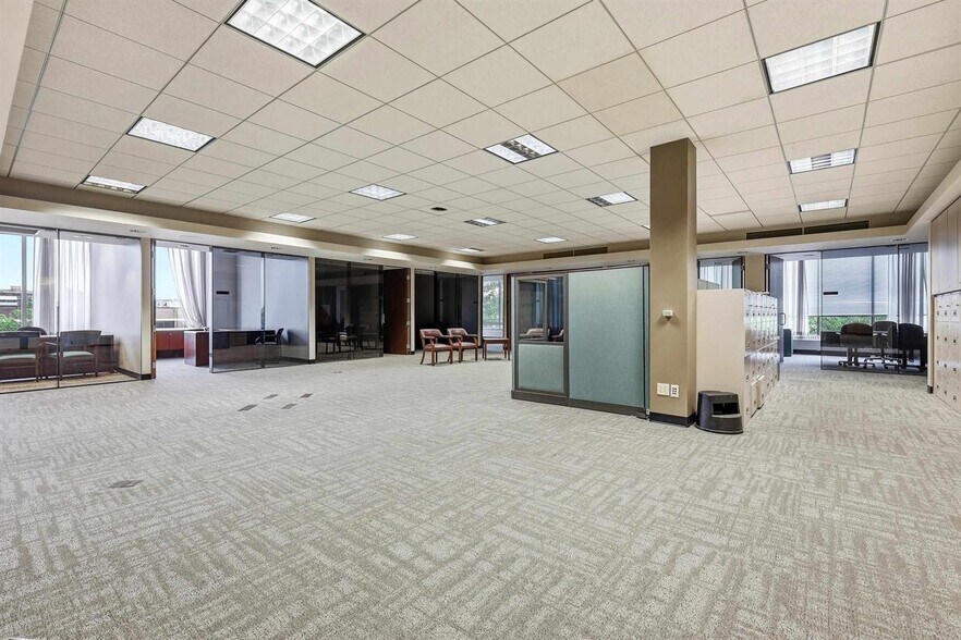 More Photos Of 270 W 7th St, Dubuque Bank For Lease