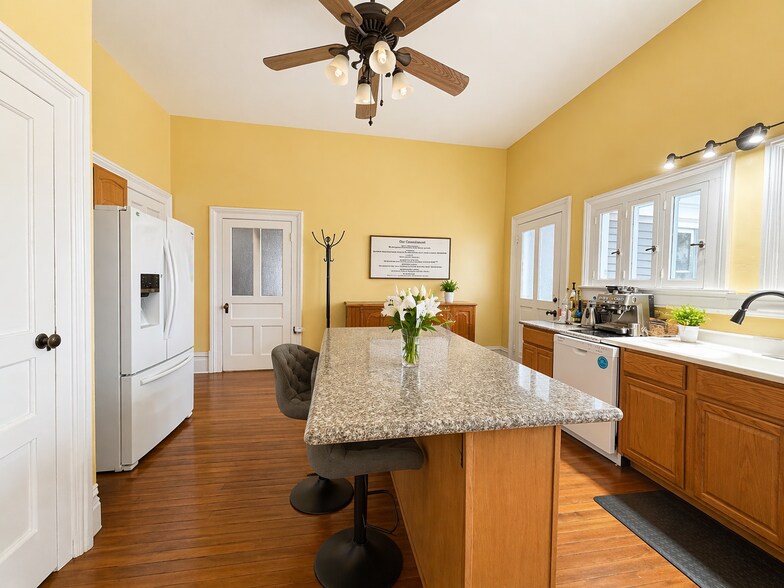 More Photos Of 107 W Gregory St, Pensacola Office Residential For Lease