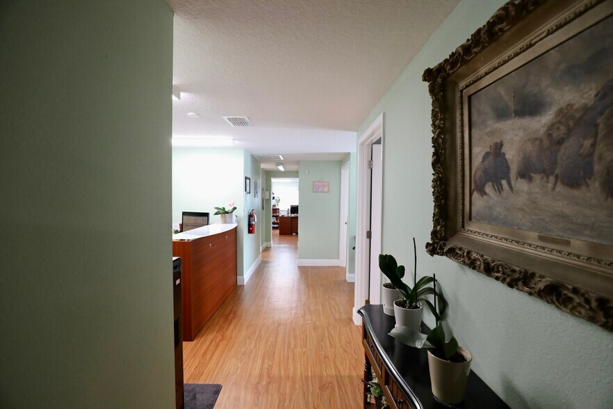 More Photos Of 18824 County Line Rd, Spring Hill Office For Lease