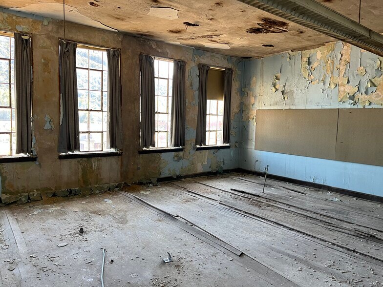 More Photos Of 8902 MacCorkle Ave, Marmet Office For Lease