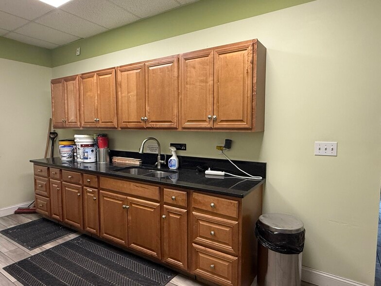 More Photos Of 838 Moody St, Waltham Warehouse For Lease