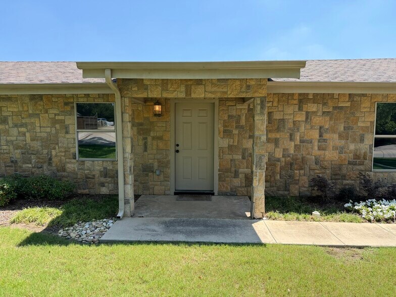 More Photos Of 414 N Kealy Ave, Lewisville Office For Sale