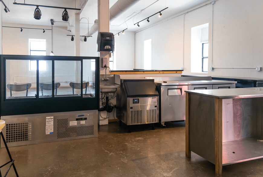 More Photos Of 417 Riverfront Av SE, Calgary Restaurant For Lease