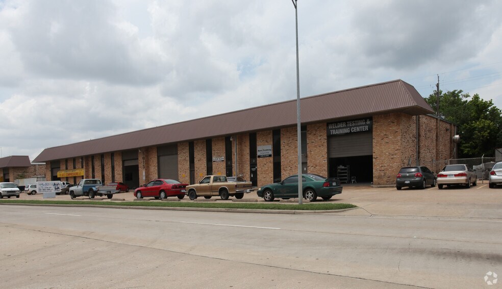 More Photos Of 5005 Gessner Dr, Houston Warehouse For Lease