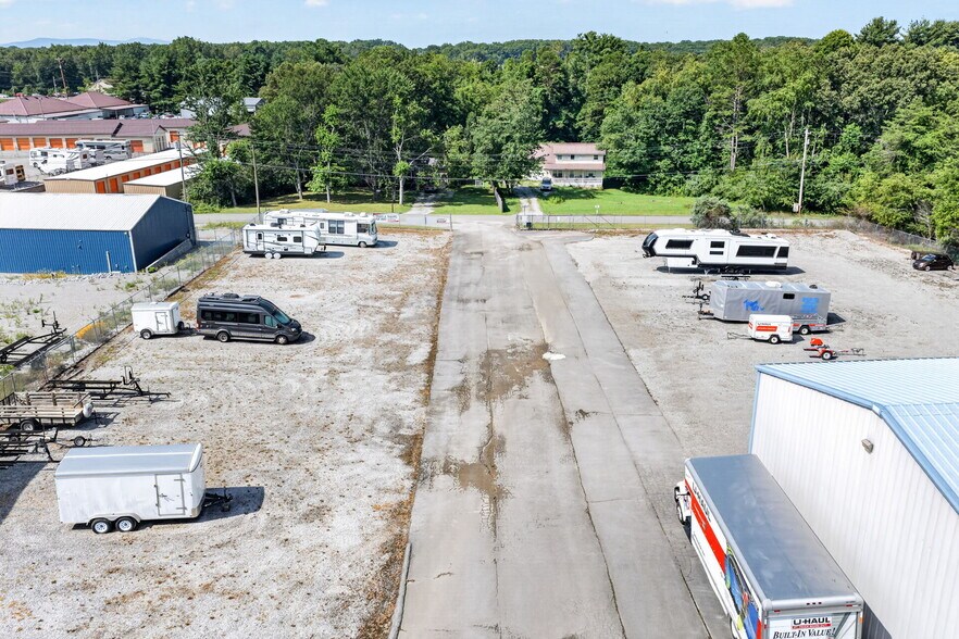 More Photos Of 110 Woodlands Cir, Crossville Self Storage For Sale