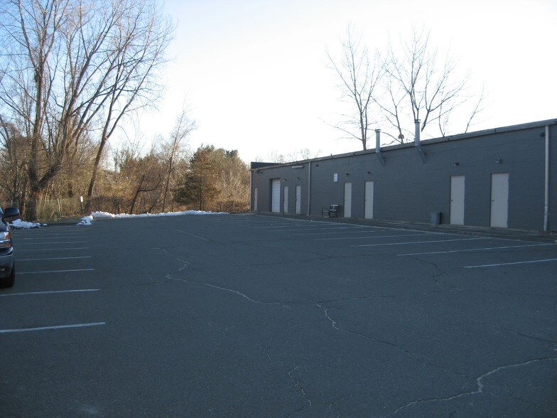 More Photos Of 1173 Queen St, Southington Unknown For Lease