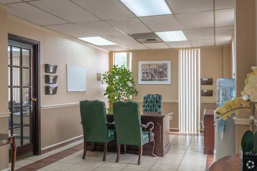 More Photos Of 4615 N I-45, Houston Unknown For Lease