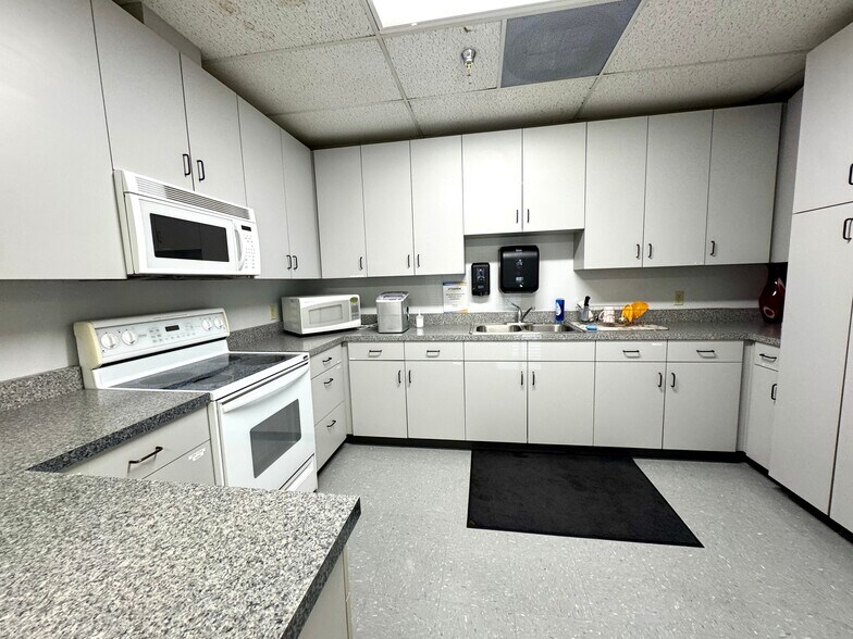 More Photos Of 4949 E. Kings Canyon Blvd, Fresno Coworking Space