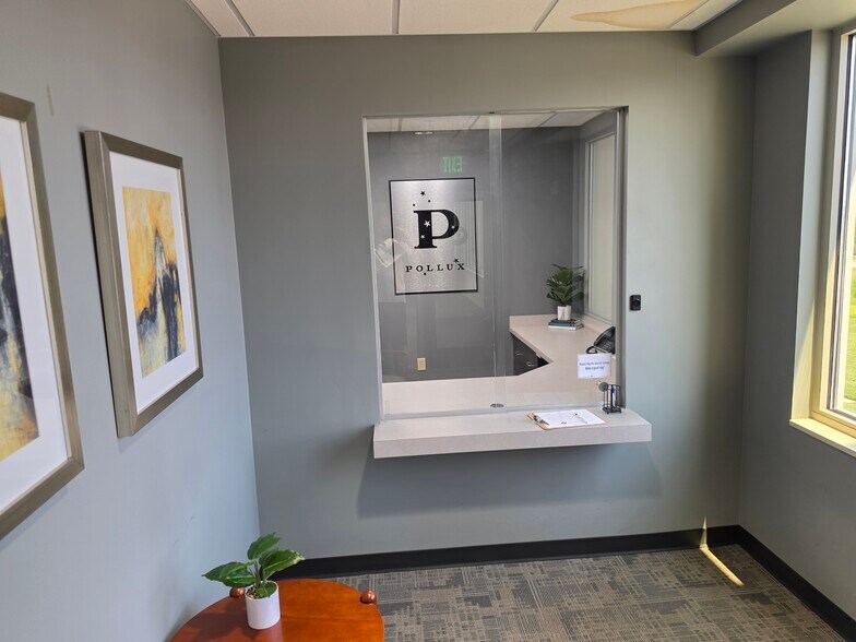More Photos Of 415 Crosslake Dr, Evansville Office For Lease