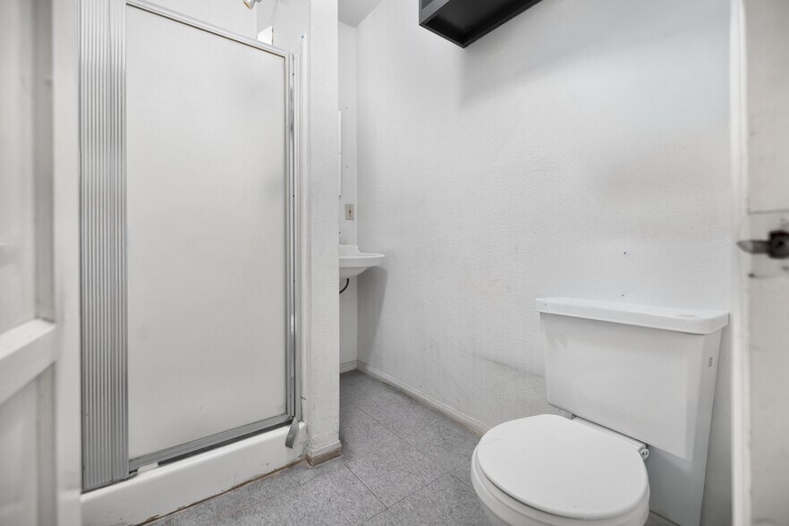 More Photos Of 3325 Barham Blvd, Los Angeles Office For Lease