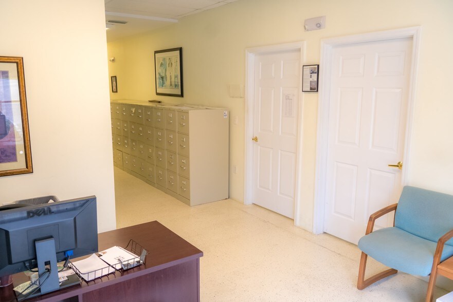 More Photos Of 1550-1582 Global Ct, Sarasota Light Manufacturing For Sale