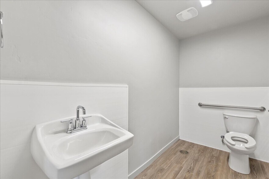 More Photos Of 225 N Happy Valley Rd, Nampa Warehouse For Lease