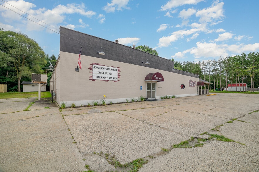 More Photos Of 1104 N Saginaw St, Saint Charles Bowling Alley For Sale