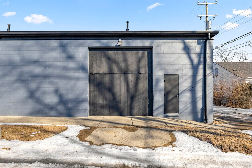 More Photos Of 26289 W Eight Mile Rd, Redford Township Manufacturing For Lease