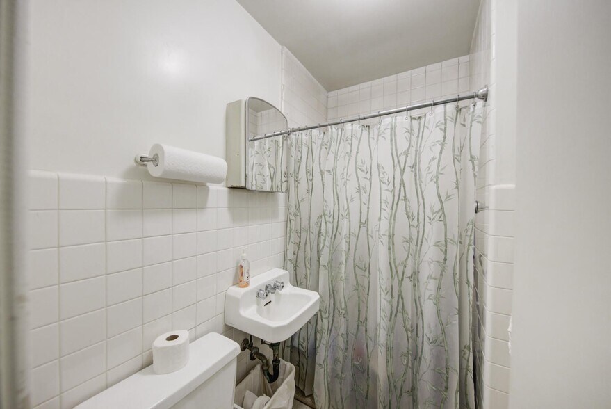 More Photos Of 39 E Chestnut Hill Ave, Philadelphia Medical For Sale