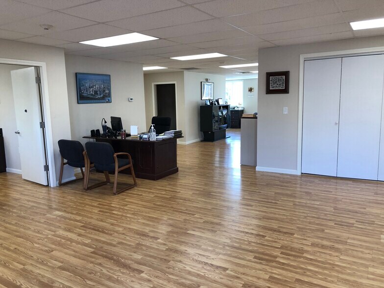 More Photos Of 270 Westfield Rd, Holyoke Freestanding For Lease