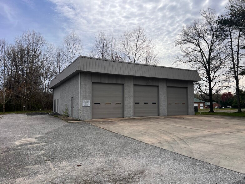Primary Photo Of 405 Laburnum Rd, Edgewood Flex For Sale