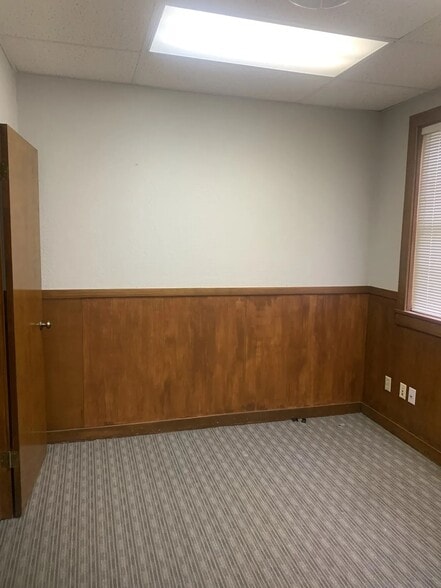 More Photos Of 209 S Pioneer Dr, Abilene Flex For Lease